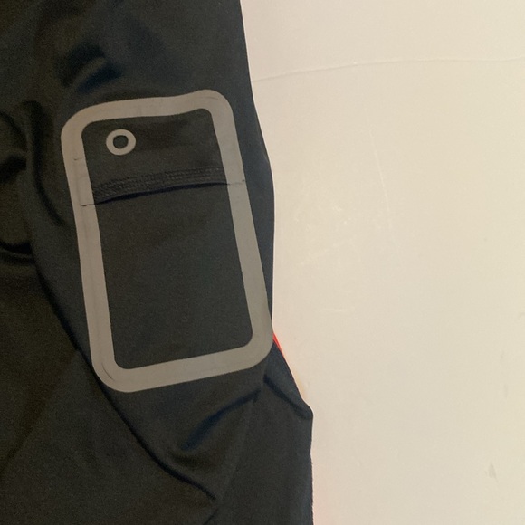 Men’s New Balance lightning dry black & red 1/4 zip reflective running shirt - Picture 4 of 8